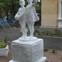 Бердянск. Скульптура на территории гимназии.