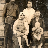 Моя прабабушка Рыбалко (в замужестве Пинчук) Домна Максимовна в центре со своими детьми и внуками
