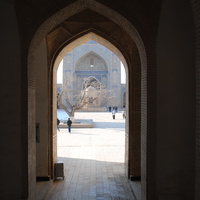 Вход в мечеть Калян.