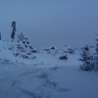 Зимой в посёлке у источника, обрыв у карьера, пейзаж с деревьями, дома