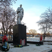 Памятник на братской могиле 11 советских воинов
