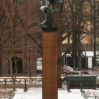 Монумент с двумя орлами в парке Сибелиуса