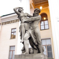 Скульптурная композиция на фасаде горного университета
