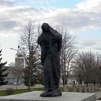 Мемориал «Скорбящая мать» и Вечный огонь.