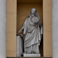 Статуя на здании Конституционного суда РФ