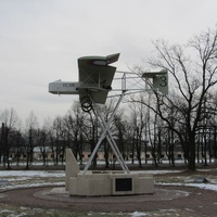 Экспонаты перед музеем