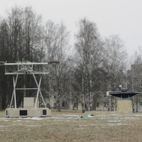 Экспонаты перед музеем