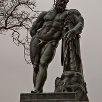 Статуя Геракла перед Камероновой галереей