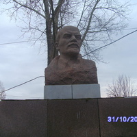 памятник  Ленину (на площади)