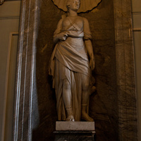 Статуя на Парадной лестнице Мраморного дворца