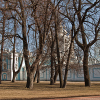 Парк возле Смольного собора