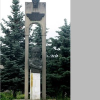Пам’ятник земляку – політичному та військовому діячеві, видатному письменнику-літописцю встановлено в центрі села