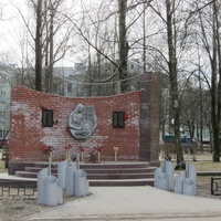 Кировск, памятник в сквере