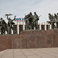 Скульптурная группа на площади Победы