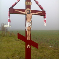 Хрест при вїзді в село