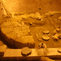 Раскопки: стены древней Керкинитиды IV-III в.в. до н.э., античные сосуды, элементы утвари и предметы быта