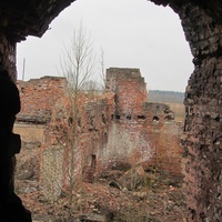 Руины известкового завода на окраине Извары