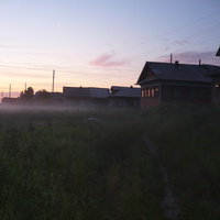 Туман на улице Туманок в деревне Сапушкино.