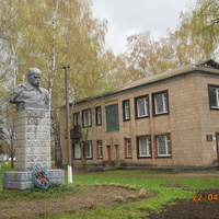 Памятник Шевченку возле сельсовета
