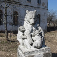 Памятник Медведице с медвежатами