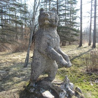 Деревянная медведица у пруда