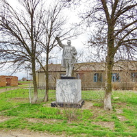 Памятник Кирову в центре хутора