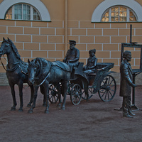 Скульптурная группа перед Императорскими дежурными конюшнями