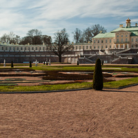 Вид на Меншиковский дворец из Нижнего парка