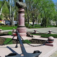 Ростов- набережная, Памятник адмиралу Ушакову.