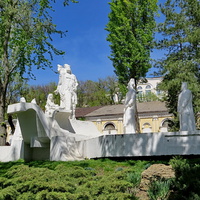 Ростов - набережная. Непонятная скульптурная композиция