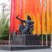 Памятник матери у театральной площади