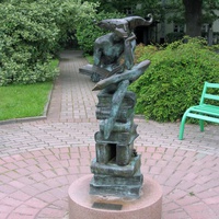 Памятник A. Сент-Экзюпери
