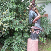 Скульптура "Акробаты на отдыхе"