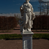 Статуя "Земля" в Нижнем парке