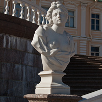 Бюст на лестнице Меншиковского дворца