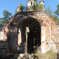 Руины церкви Николая Чудотворца и памятный крест