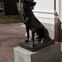 Статуя собаки
