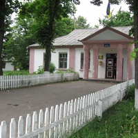 Будинок Сільської Ради в якому працює пошта та бібліотека. Біля неї знаходиться бар.
