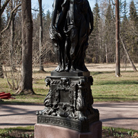Скульптура "Три грации" в Верхнем парке