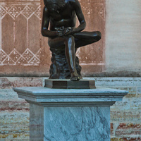 Скульптура мальчика