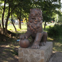 Лев, охраняющий сквер "Радужный"