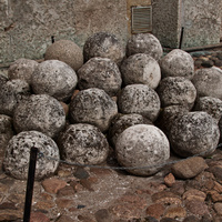 Старинные ядра у стен Софийского собора