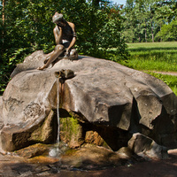 Фонтан "Девушка с кувшином"
