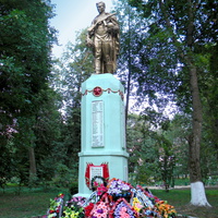 Памятник на братской могиле в поселке Хомутовка