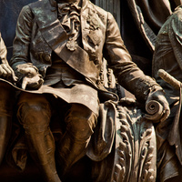 Скульптура Бецкого на памятнике Екатерине Великой