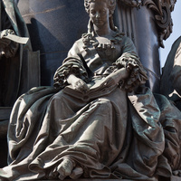Скульптура княгини Дашковой на памятнике Екатерине Великой