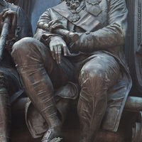 Скульптура князя Потемкина на памятнике Екатерине Великой