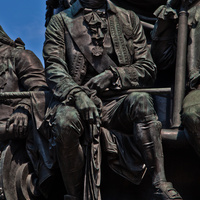Скульптура Чичагова на памятнике Екатерине Великой