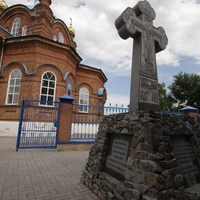 Поклонный крест и Свято-Покровский храм