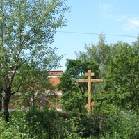 Ново-Александровская улица, памятный крест об утраченной церкви